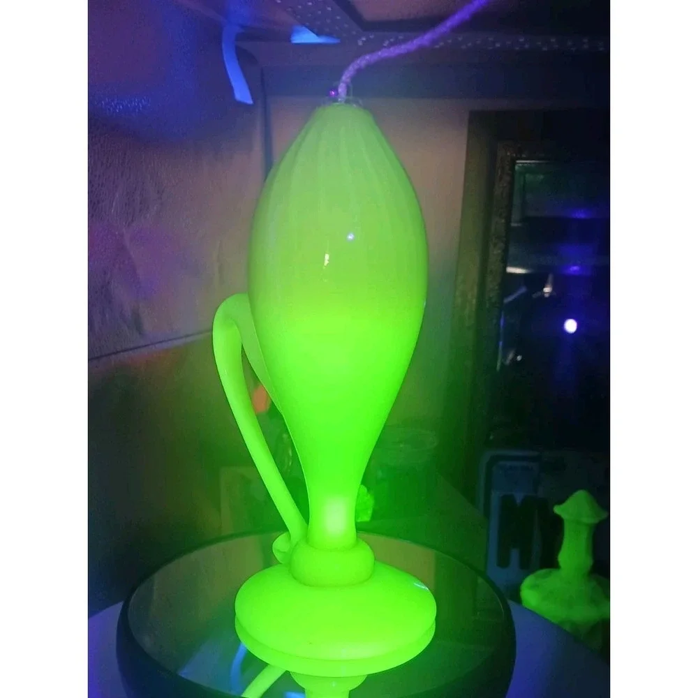 Vintage Pairpoint Burmese URANIUM Glass Whale Oil Lamp with wick